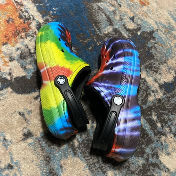 RAINBOW TIE-DYED FLEECE LINED CROCS - Picture 3 of 4